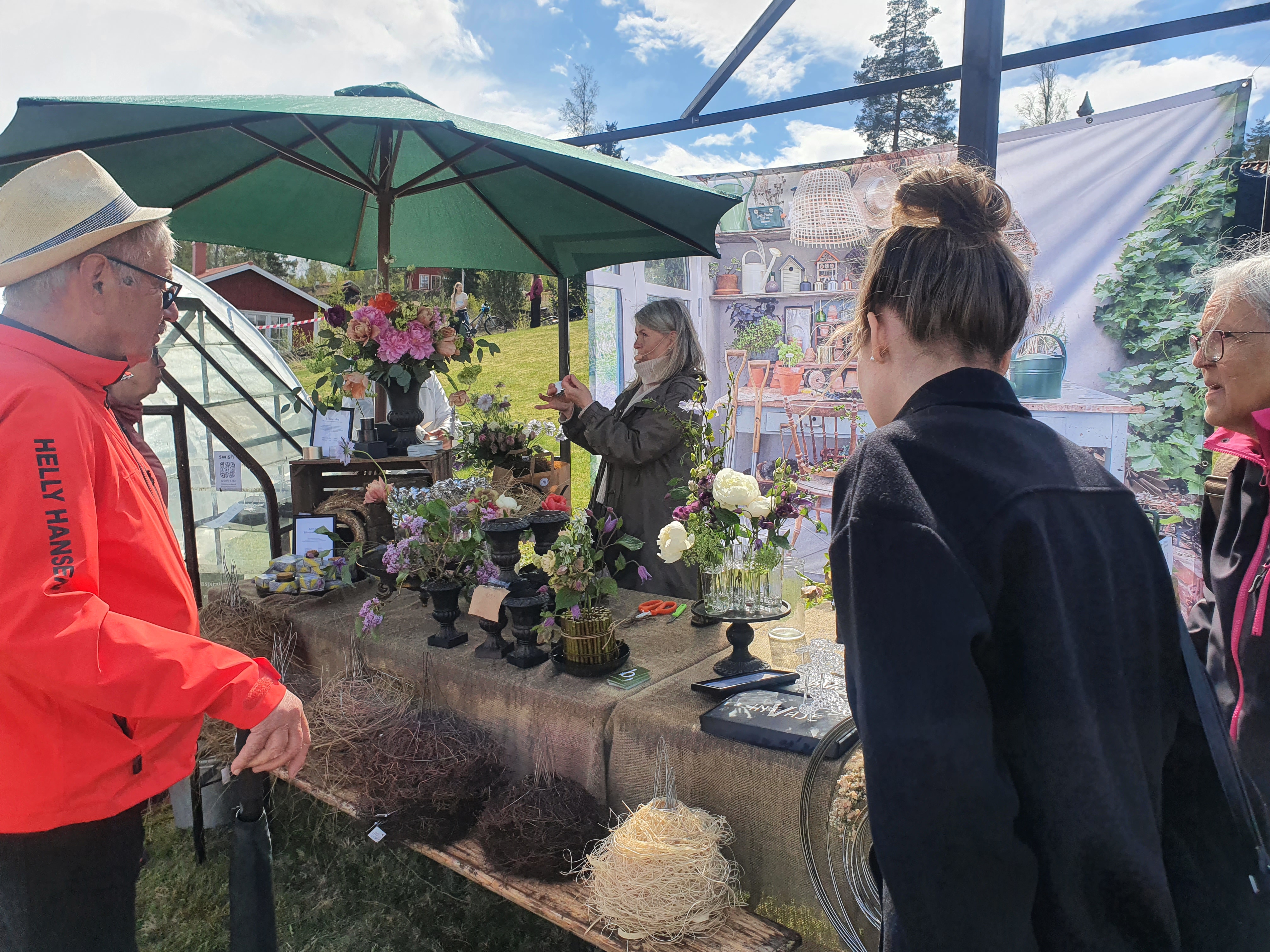 Plats med parasoll på trädgårdsmässan i Tällberg